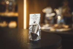 Trinkschokolade-mit-Sti(e)l-Vollmilch.jpg Rum Rosine in Vollmilch 34%